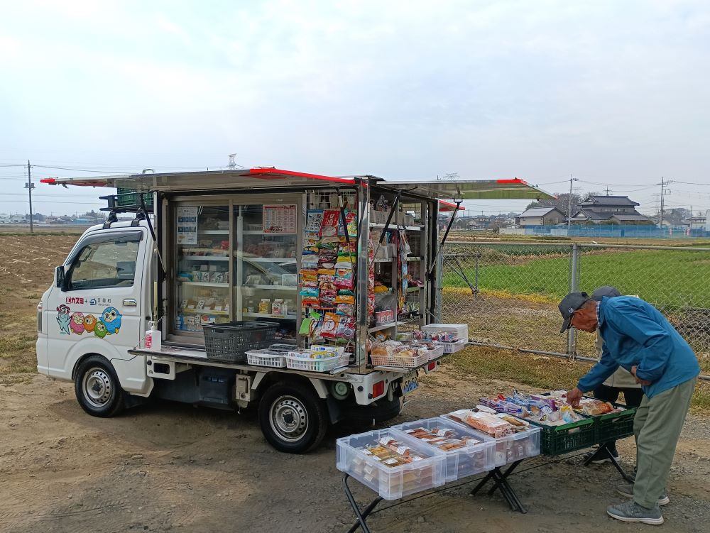 勝光院近くに来た、移動販売の軽トラック=五霞町小手指