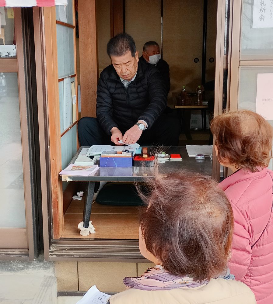 納経帳に朱印を押していただきます=五霞町川妻岩屋堂の第6番札所・浄雲寺