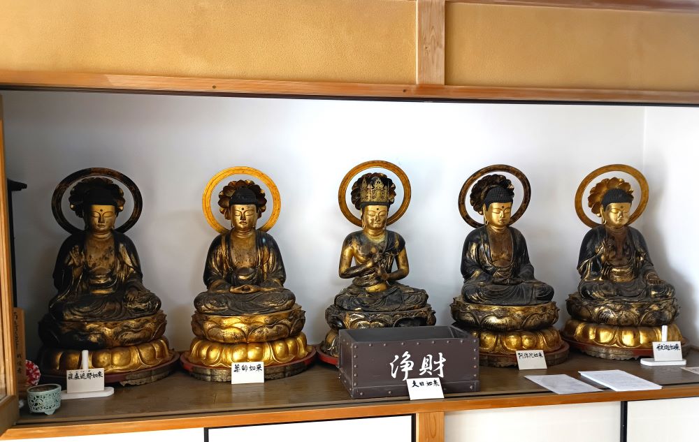 第11番札所・浄林寺に安置されている「五智如来坐像」(古河市指定文化財)=同市駒羽根