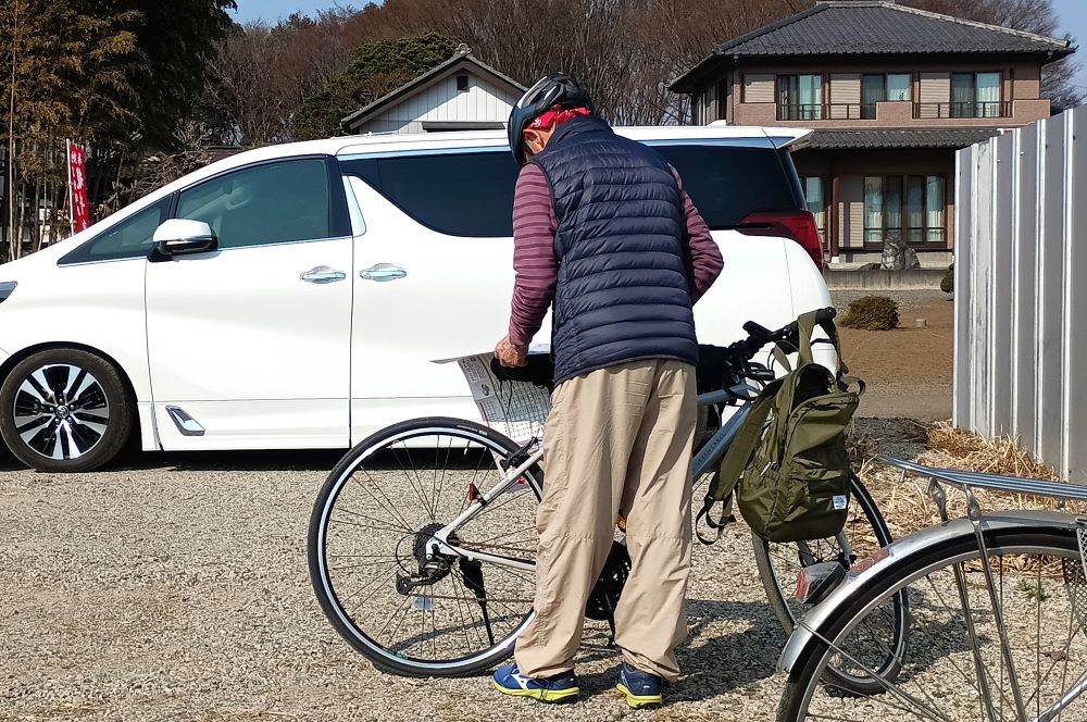自転車で札所巡りをしている男性=古河市前林