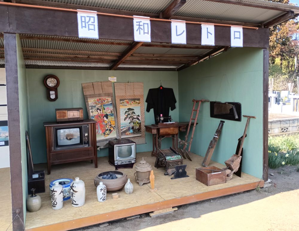 第31番札所・観音寺の境内で開催されている「昭和レトロ」の展示=野木町中谷栗山
