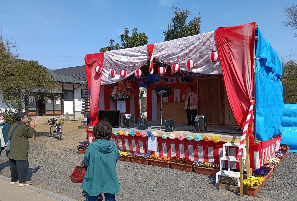 第18番札所・久昌院の境内にはカラオケのステージも開設されていました=古河市山田