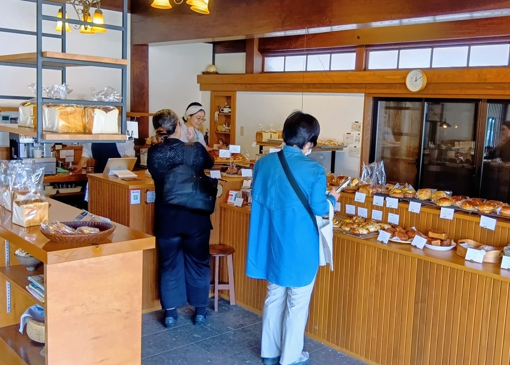 パンを買い求めるお客さん