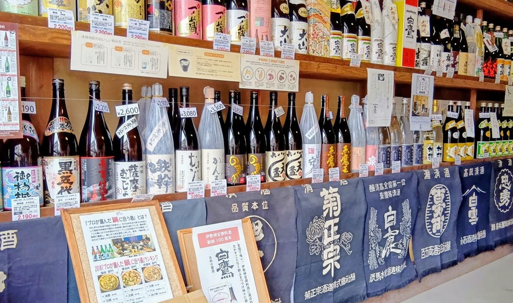 棚に並んでいる日本酒と焼酎＝筑西市甲