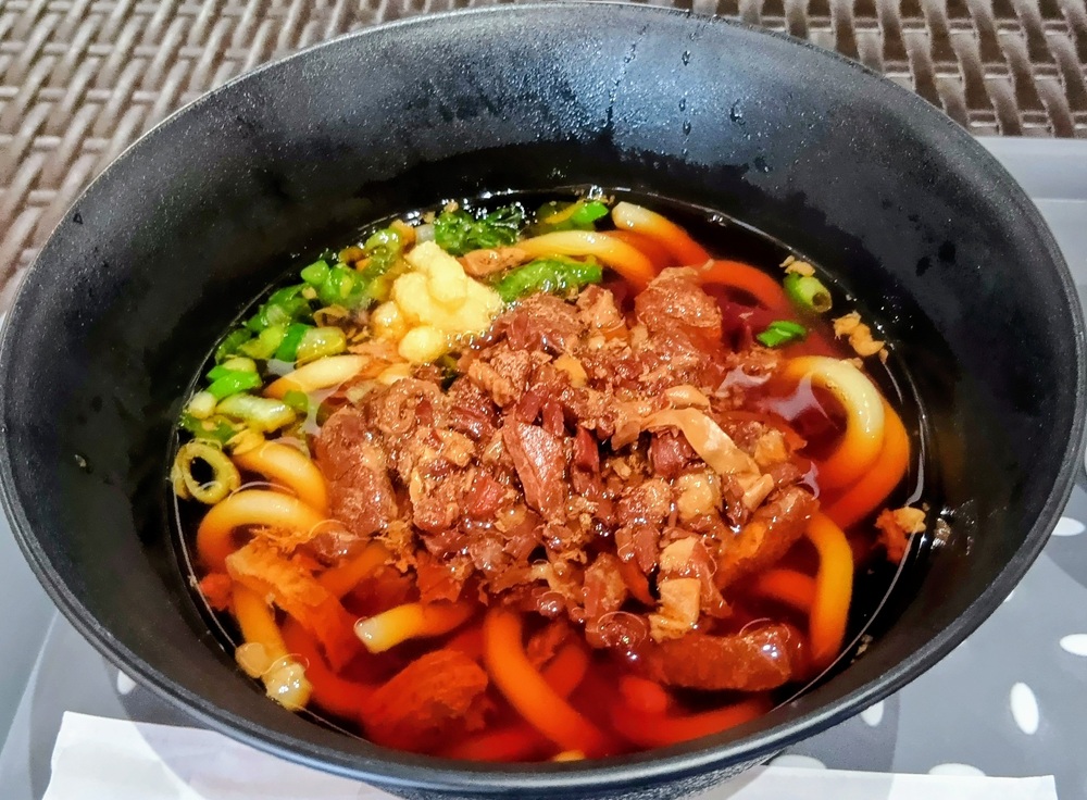 牛すじたっぷりの小倉うどん