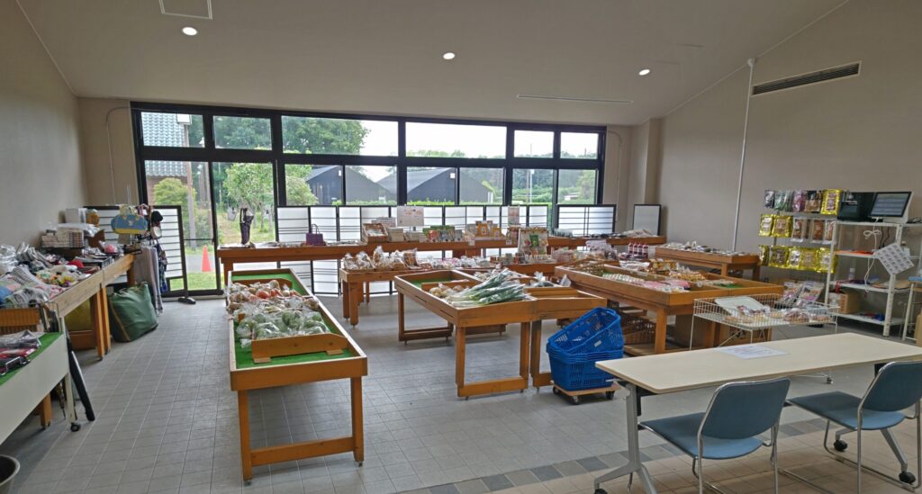 八千代町の特産品などが並ぶ物販コーナー（八千代町松本）