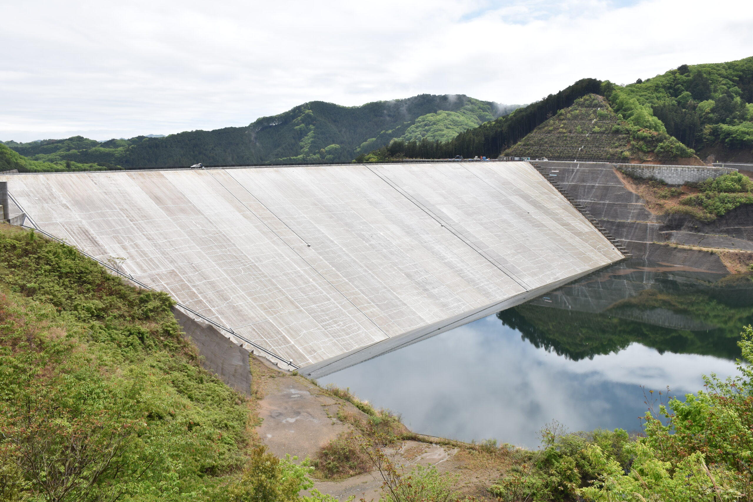 堤体の上流側表面がコンクリート壁で覆われた南摩ダム=栃木県鹿沼市