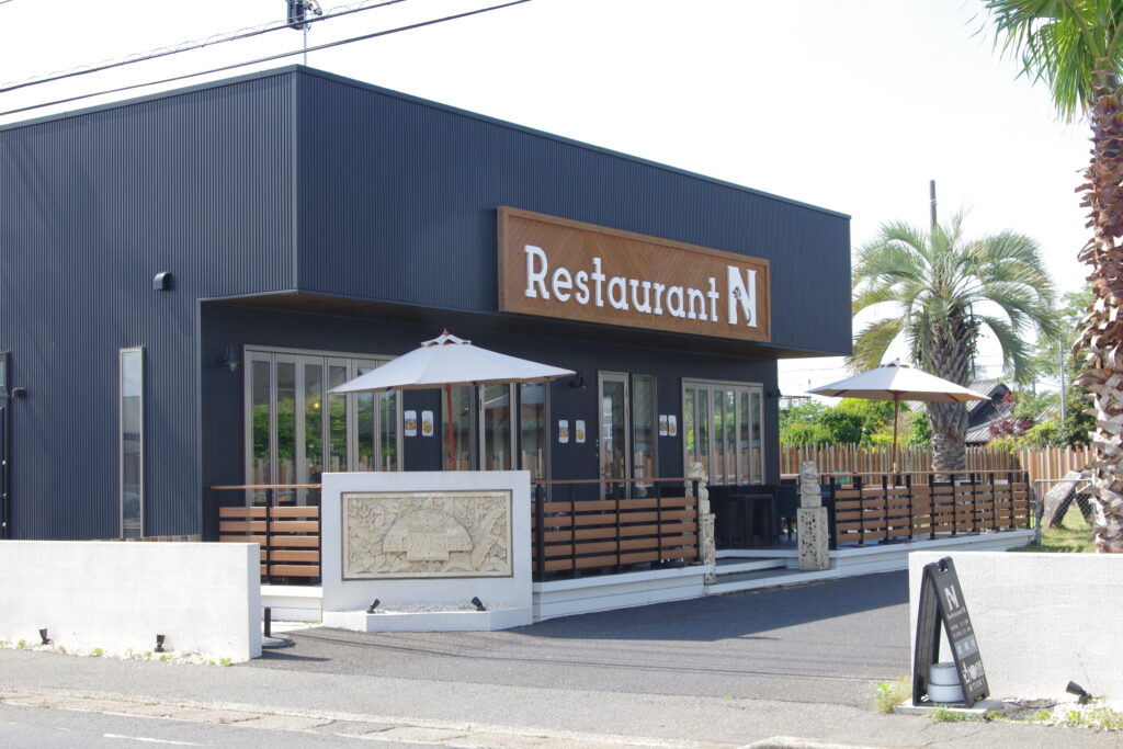 バリ島のリゾート地をイメージした外観の「Restaurant N」(結城市結城)