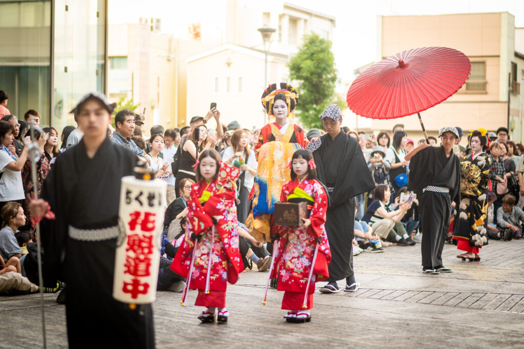昨年の花魁道中の様子（ちくせいおいらん会提供）