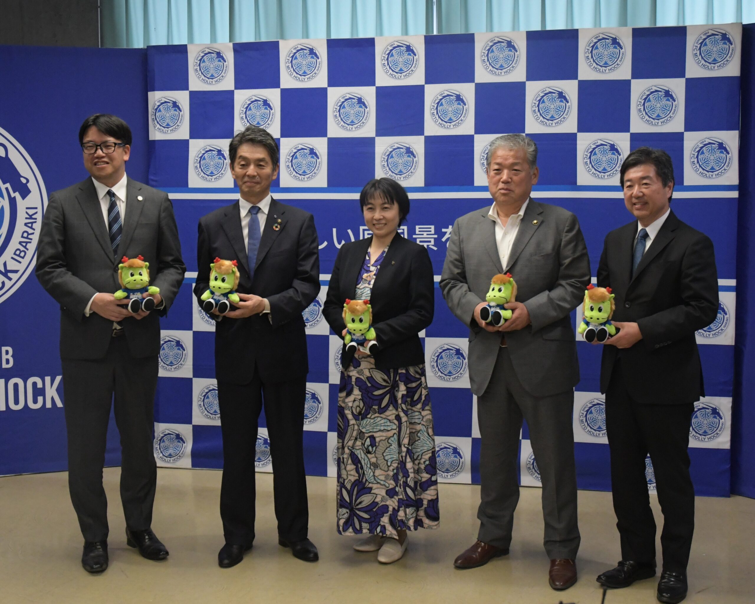 Ｊ１水戸の小島耕社長（左）と新たにホームタウンに加わった３市の市長ら、右端はホームタウン推進協議会会長を務める高橋靖水戸市長＝水戸市小吹町