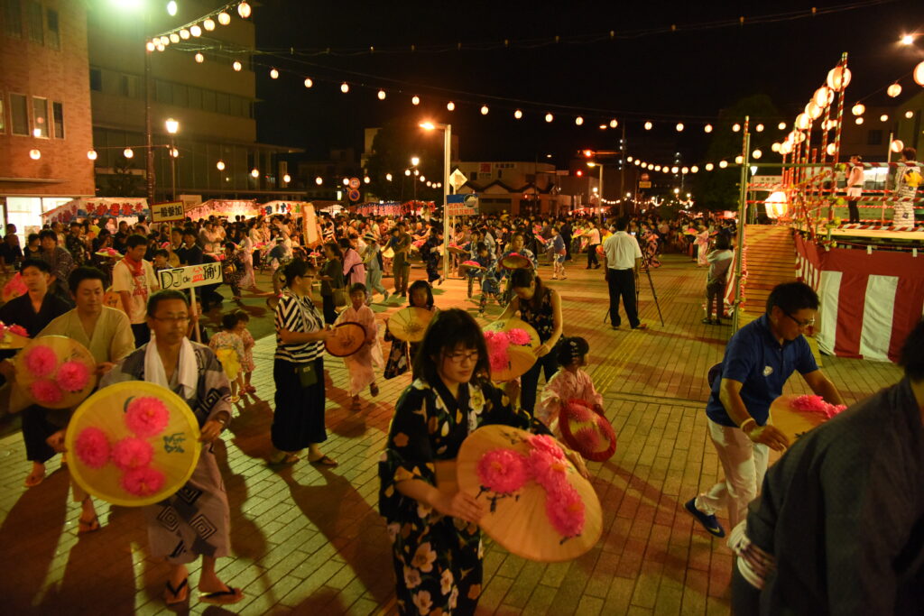 下館盆踊り大会で「笠抜き踊り」を踊る参加者ら＝筑西市丙（資料写真）