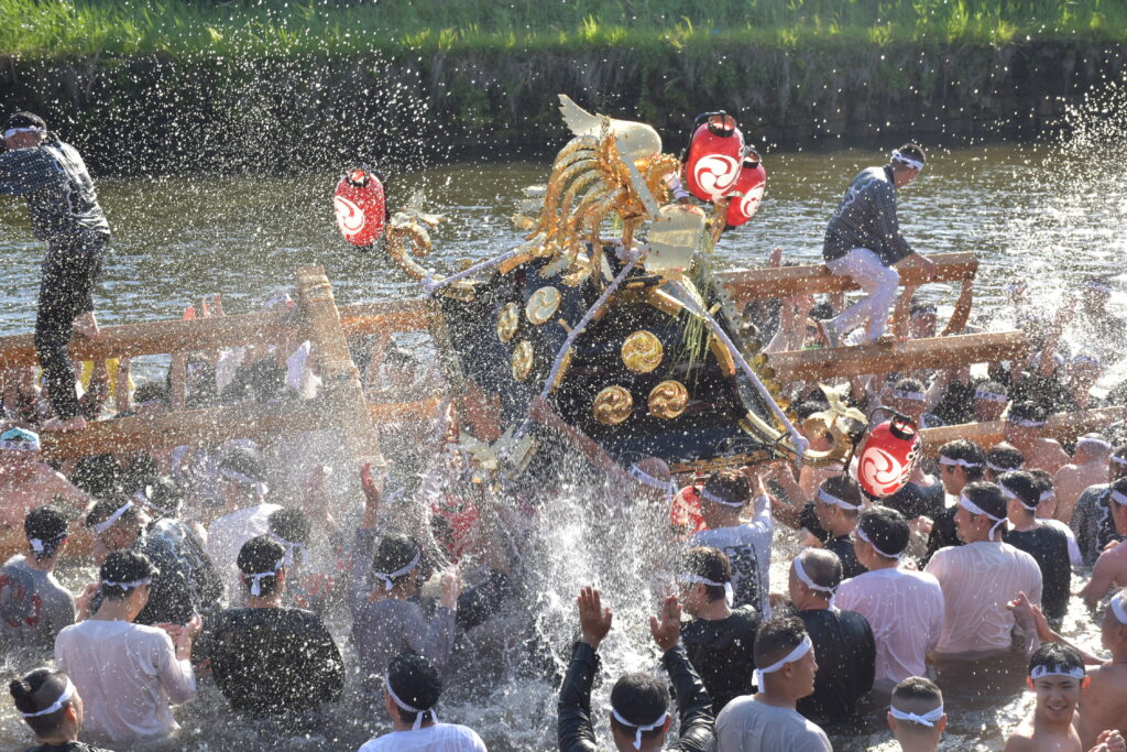 明治神輿に豪快に水を掛ける担ぎ手たち=筑西市丙(資料写真)
