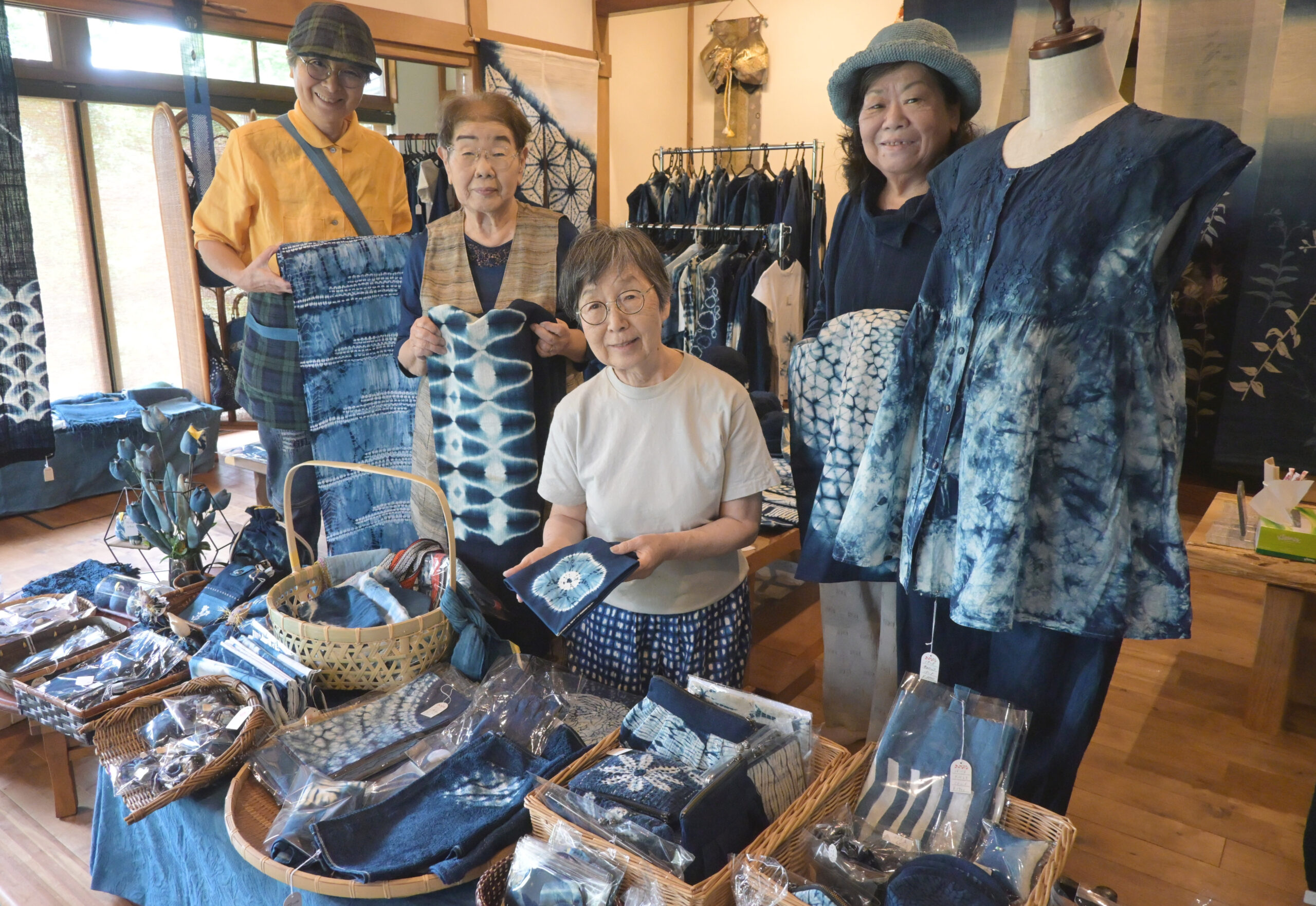 真壁藍の作品展を開く「真壁藍保存会」のメンバーたち＝桜川市羽田