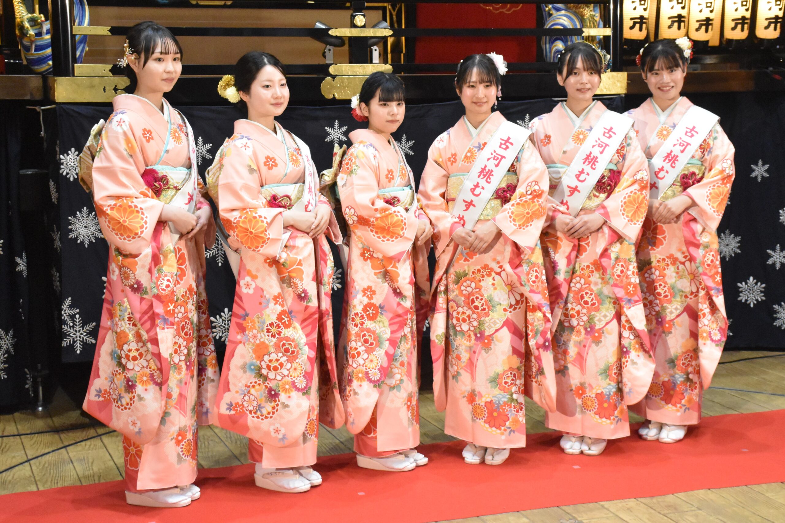 新たに加わった「古河桃むすめ」（左の３人）＝古河市横山町