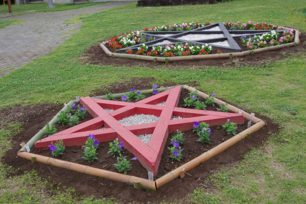 安倍晴明展示館の前にある五芒星をかたどった花壇(筑西市宮山)