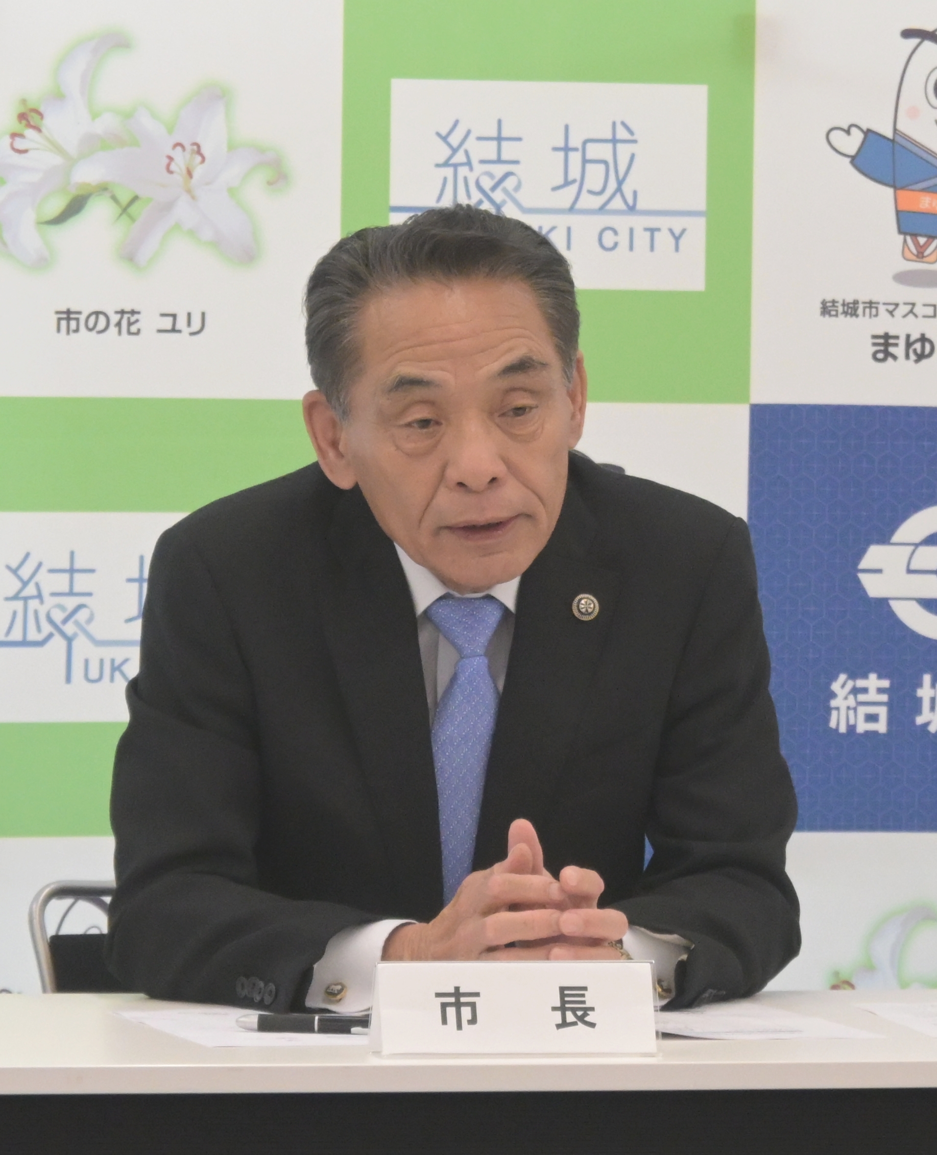 新校舎建設を巡り方針を述べる小林栄市長＝結城市中央町
