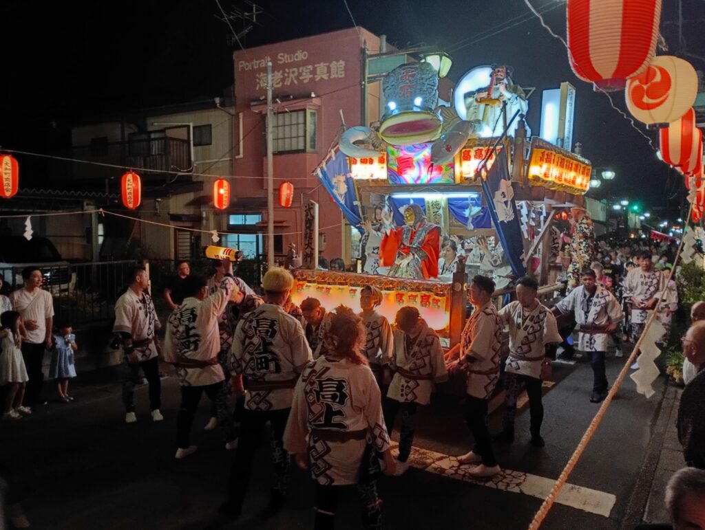 桜川市真壁町の中心部を練り歩く山車＝2025年7月24日