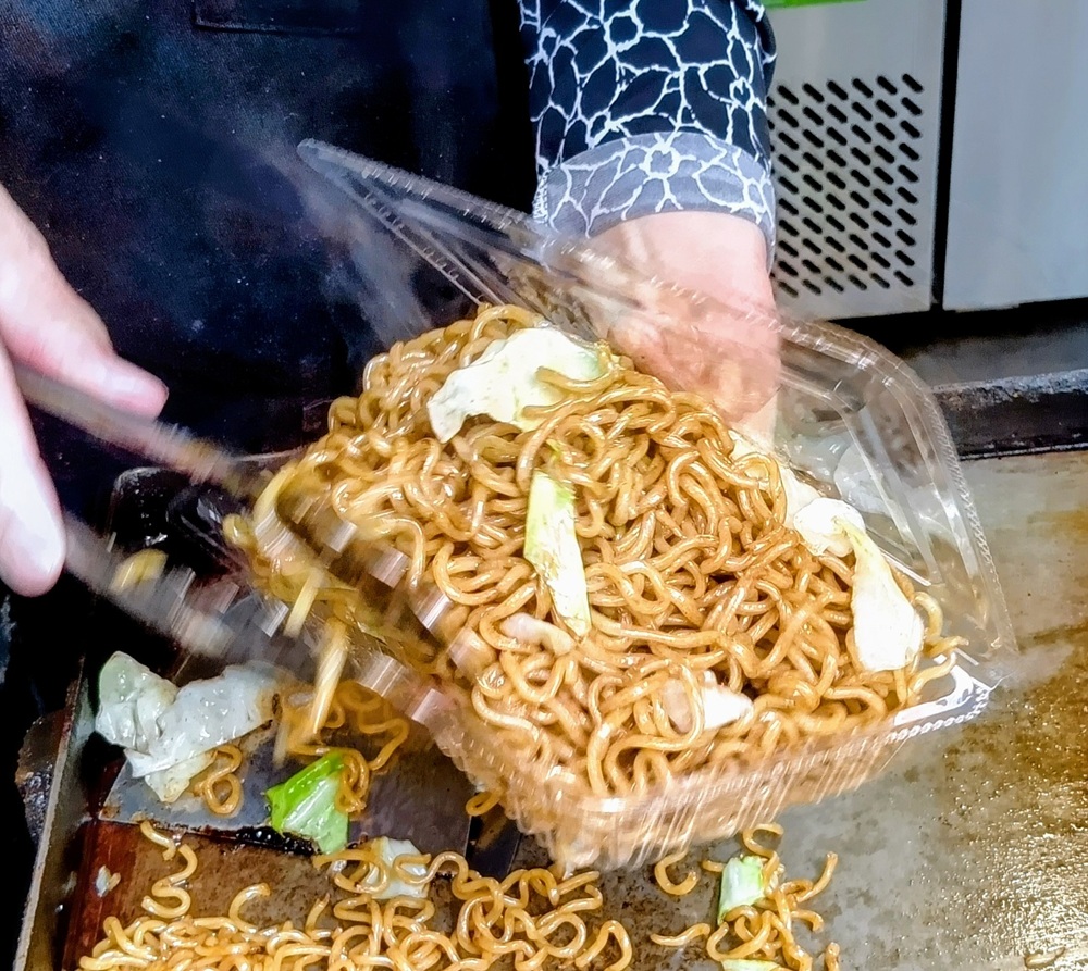 パックに詰められる焼きそば
