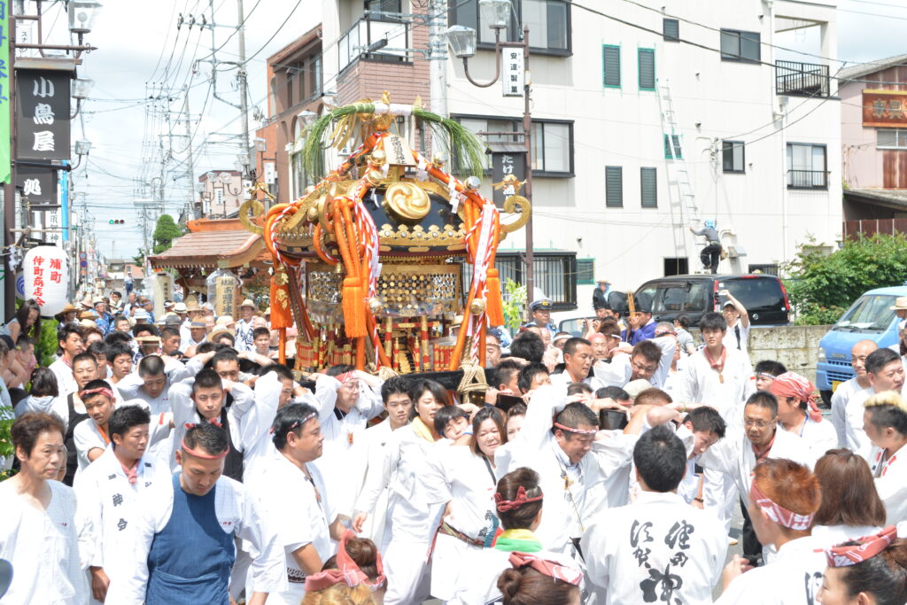 「結城夏祭り」で担ぎ手たちの掛け声とともに町内を渡御するみこし(資料写真)
