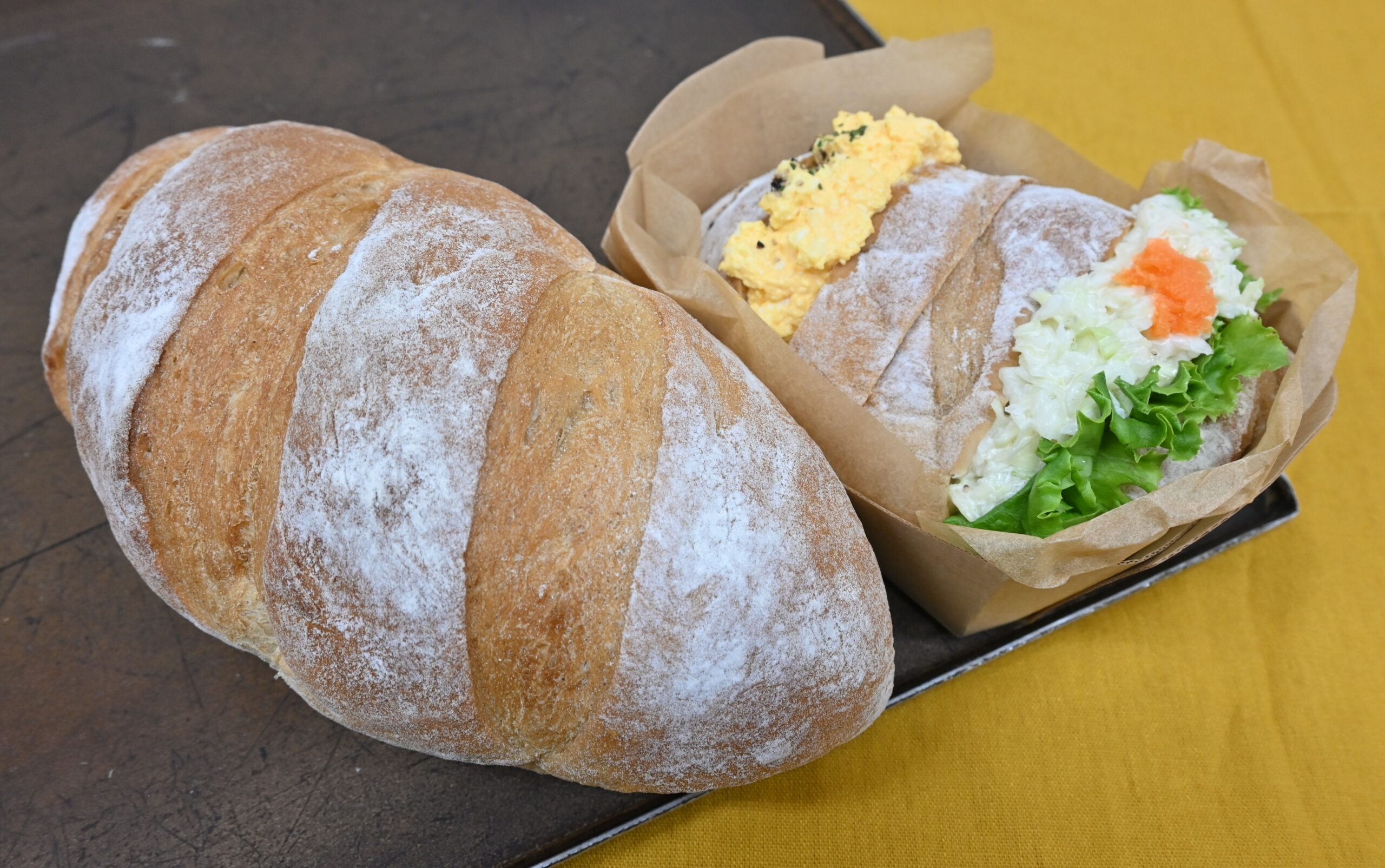 人気のこしひかり玄米ロール（左）と古河野菜玄米サンド