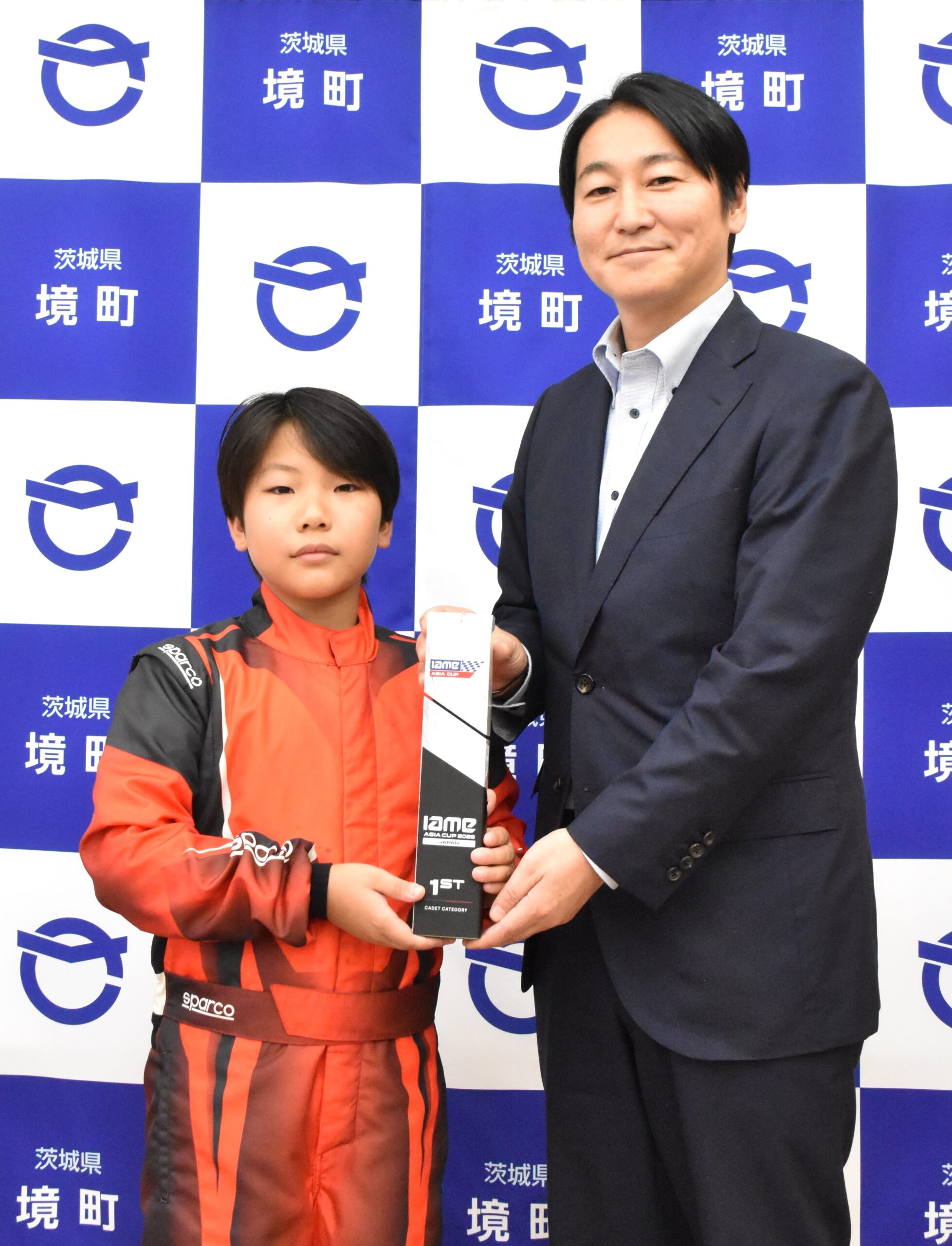 境町の橋本正裕町長（右）に優勝を報告した鈴木秀弥さん＝同町役場