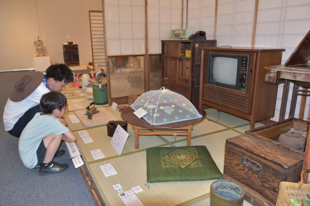 昭和中期の生活道具などが並んだ会場=下妻市長塚乙