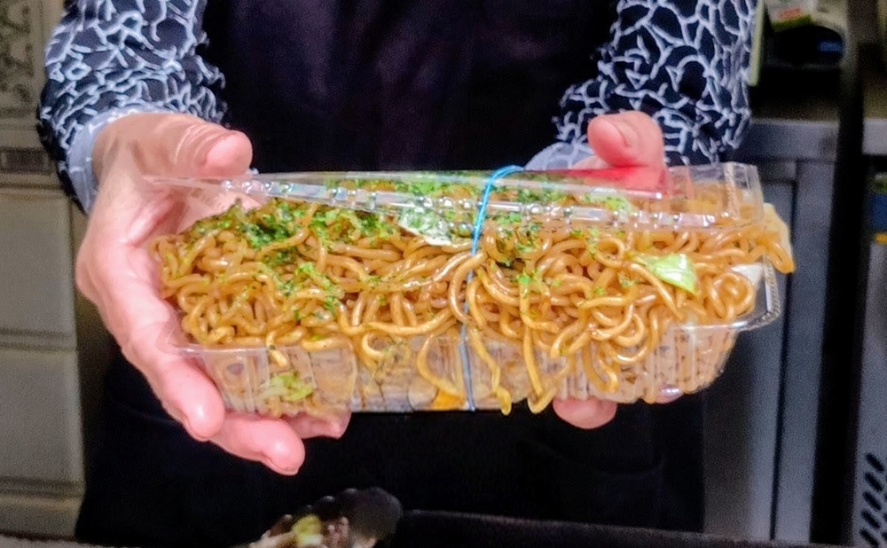 パックからあふれる焼きそば