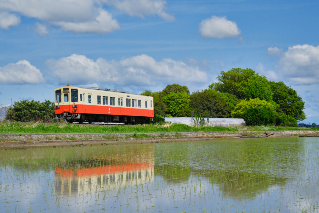 田園地帯を走る関東鉄道常総線(関東鉄道提供)