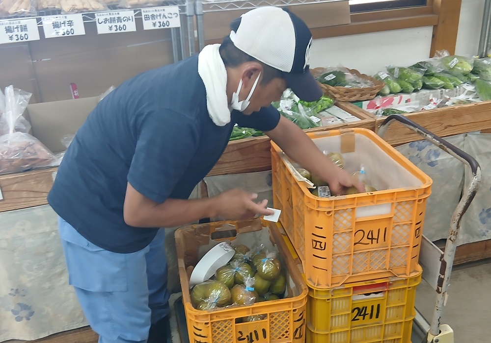 梨を納品する梨農家さん
