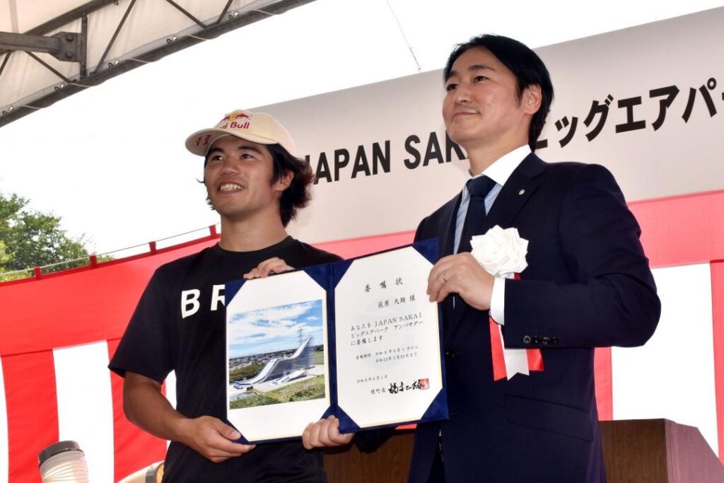 境町の橋本正裕町長(右)からアンバサダーを委嘱された荻原大翔選手=境町西泉田