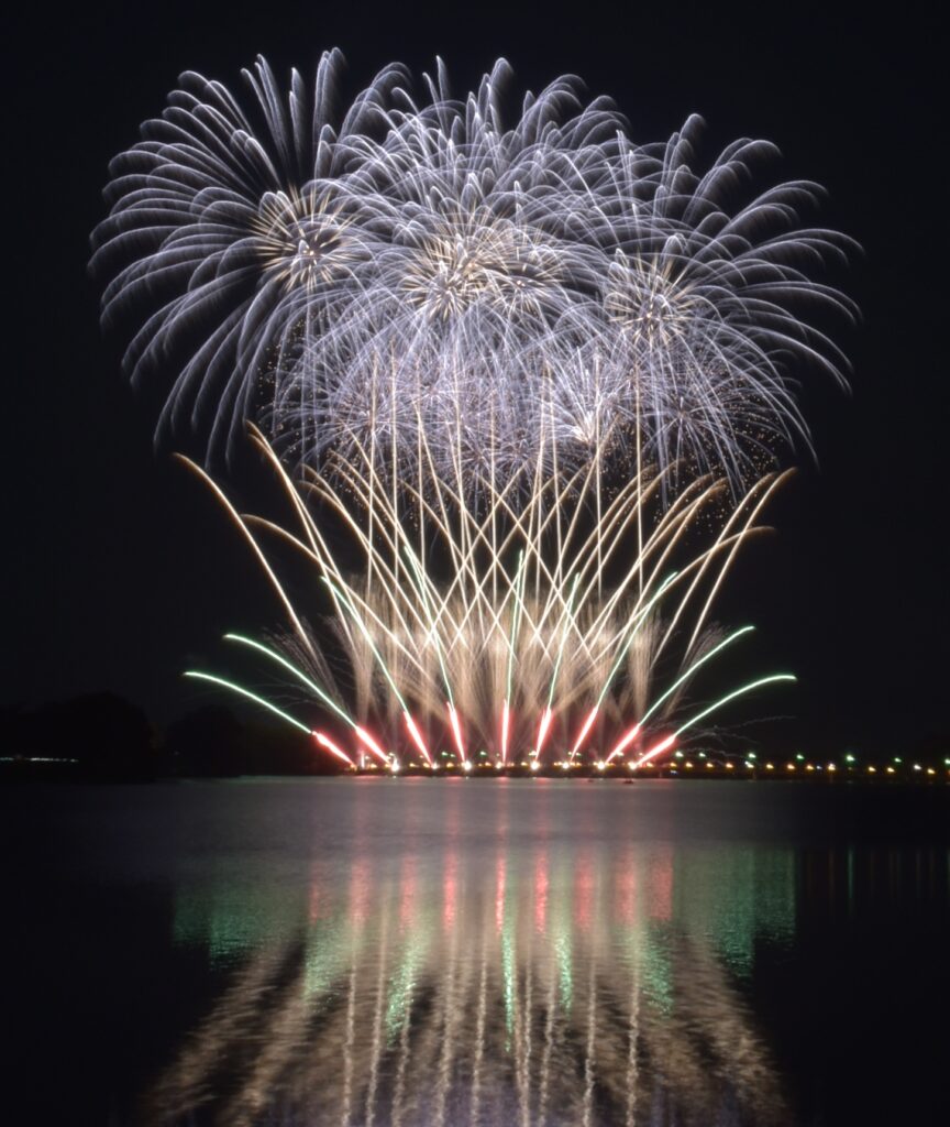 砂沼大橋から打ち上げられた花火=下妻市砂沼新田(資料写真)