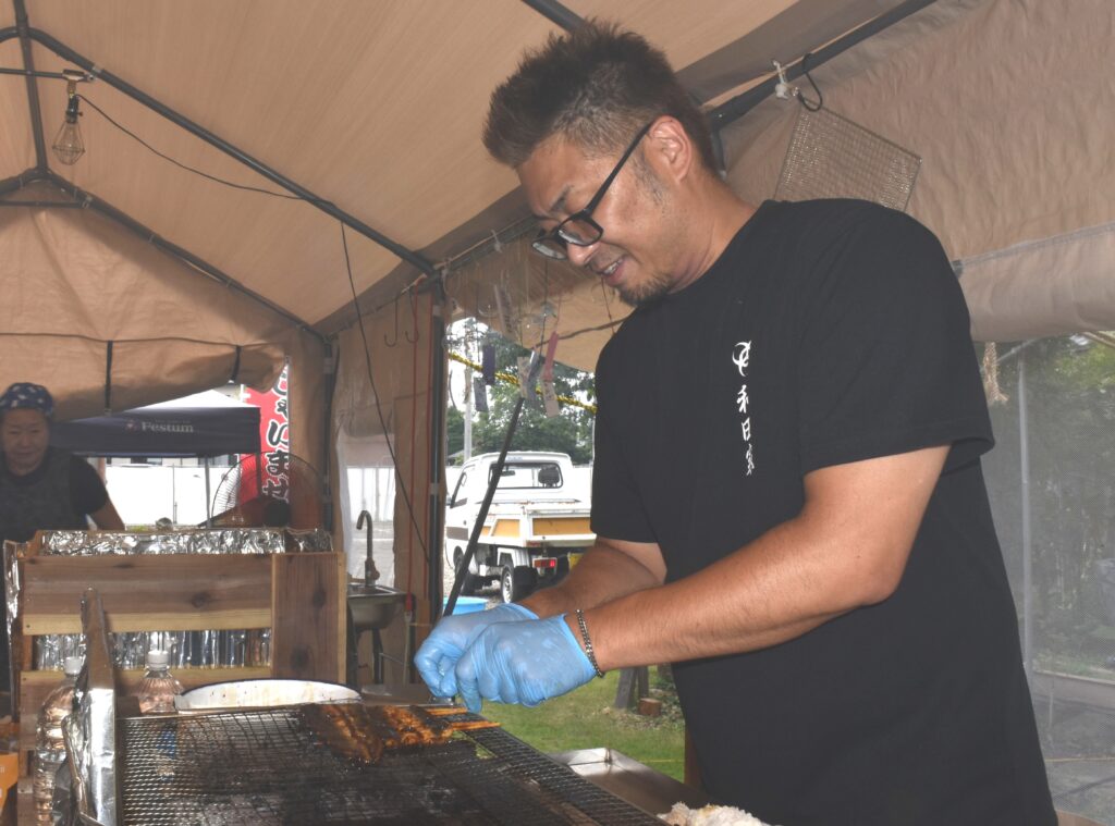 仮設テントでウナギを焼く6代目店主の大和田晶吾さん=古河市中央町