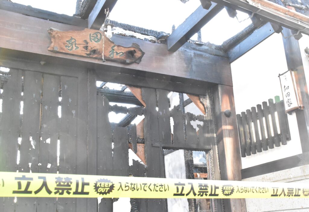 火災で全焼した長屋門。「和田家」の看板(左上)は焼けずに残った=2,026年2月18日午後3時半ごろ、古河市中央町