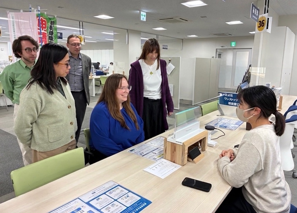 同時翻訳機が設置された下妻市役所の企画課窓口。透明のディスプレーに話した言語が翻訳されて表示される＝下妻市本城町