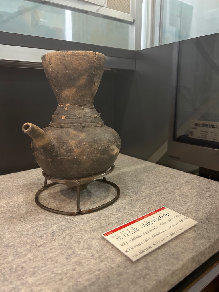 展示されている「注ぎ口のある土器」(筑西市役所提供)