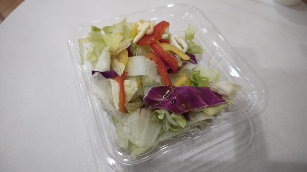 試食コーナーで配られた生野菜に様々なマヨネーズやドレッシングをかけてみました