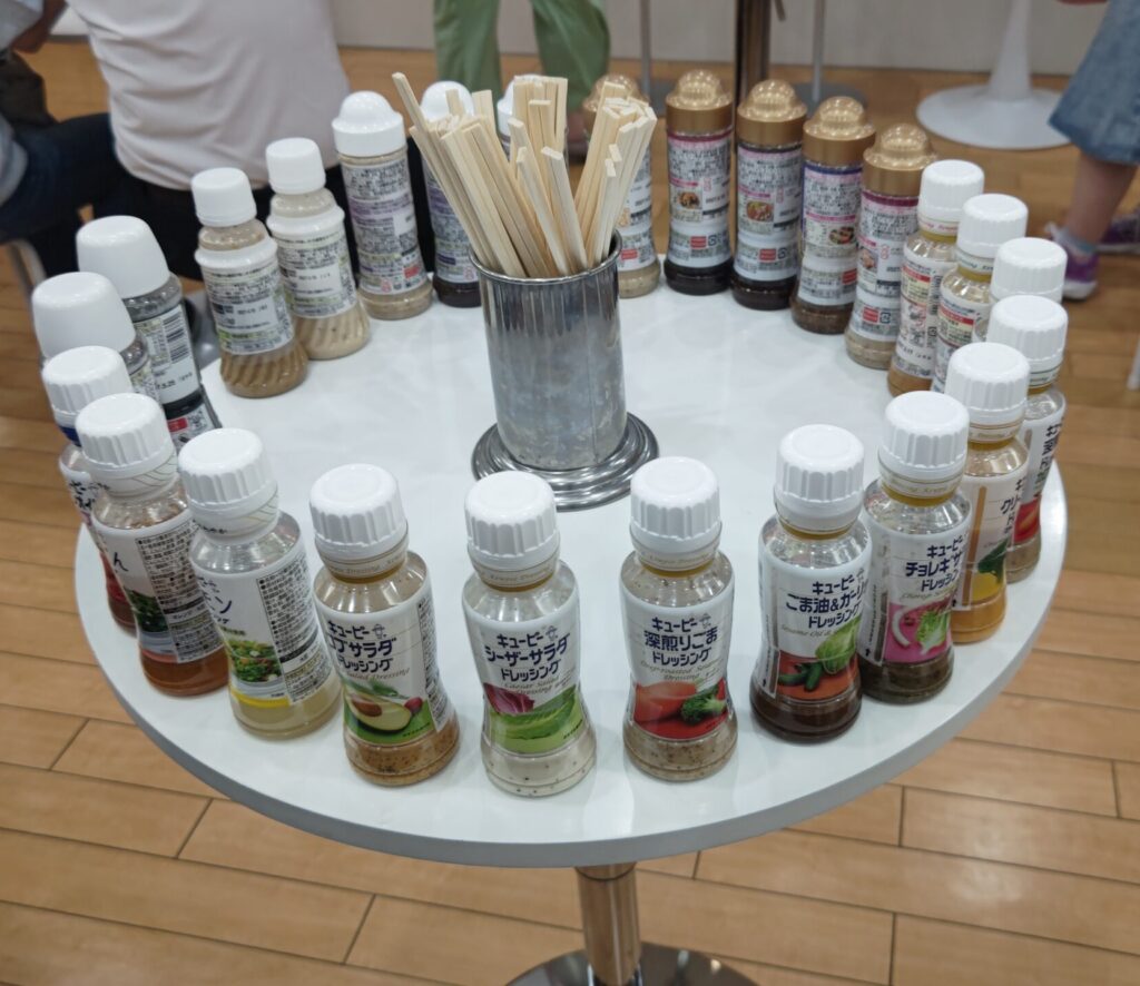 試食コーナーに並んだドレッシング。多すぎて選ぶのに悩みます