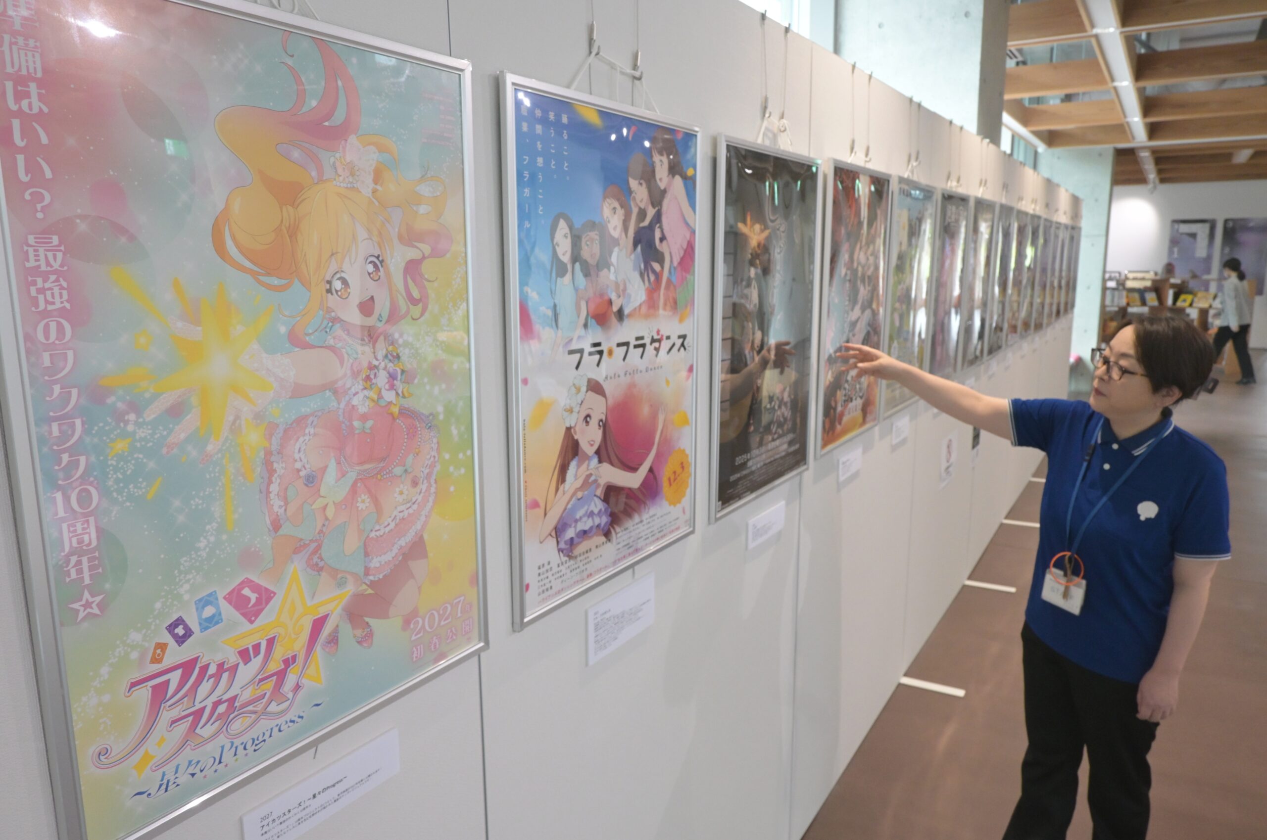 バンダイナムコピクチャーズなどの人気アニメ作品のポスター展＝桜川市東桜川