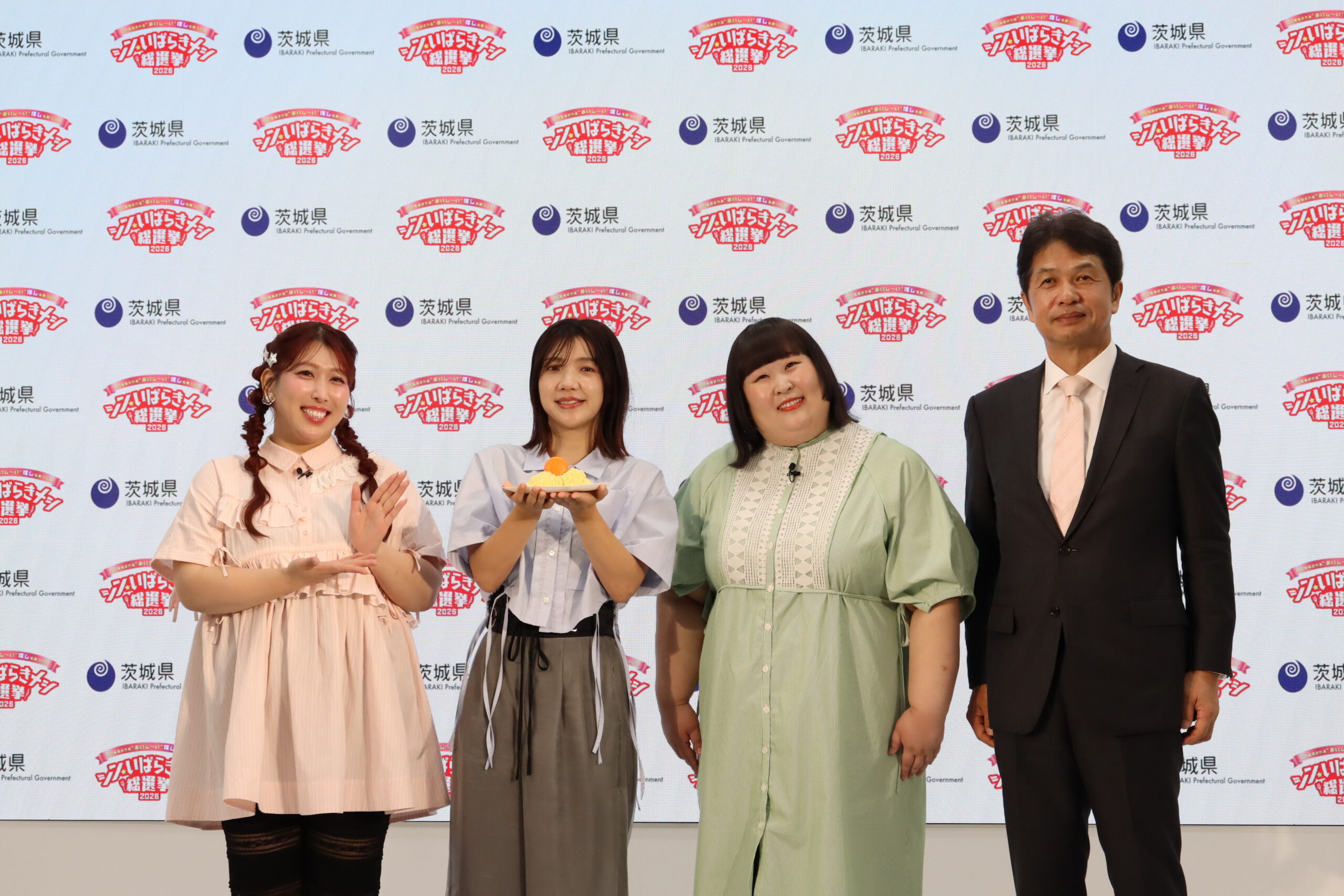 開催概要発表会で大会をPRする、特別審査員の人気女性芸人トリオ「3時のヒロイン」と大井川和彦知事＝8月25日（シン・いばらきメシ総選挙実行委員会提供）