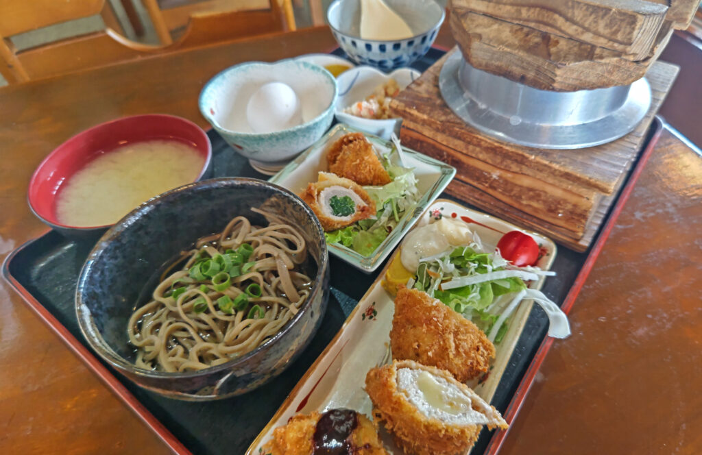 めし処よこたの「モロキング定食」。ツアーで提供される昼食とは一部内容が異なります(筑西市、資料写真)