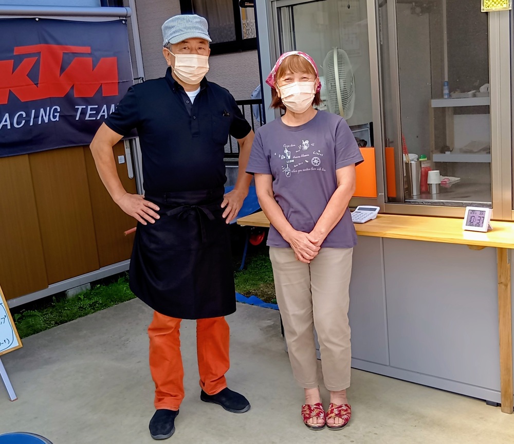青木裕之さん(左)と奥様の恵子さん=筑西市茂田
