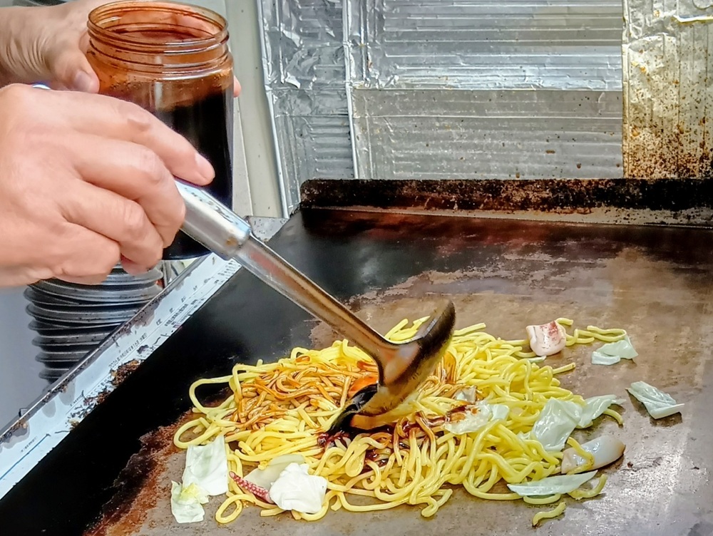 特製ソースの香りが食欲をそそります=筑西市茂田