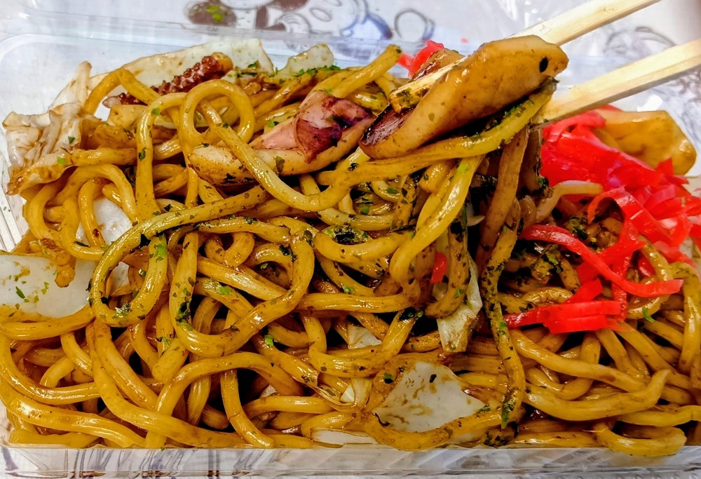 出来立てのイカ入り焼きそば=筑西市茂田