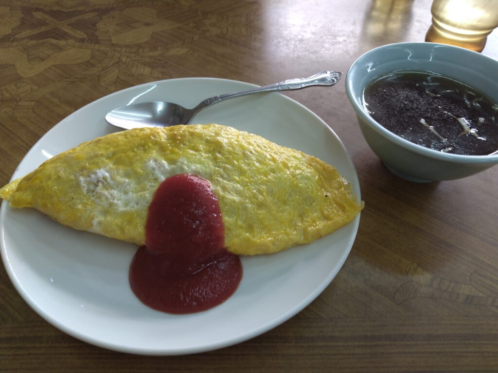 上にかかったケチャップがたまりません。オムライス(750円)