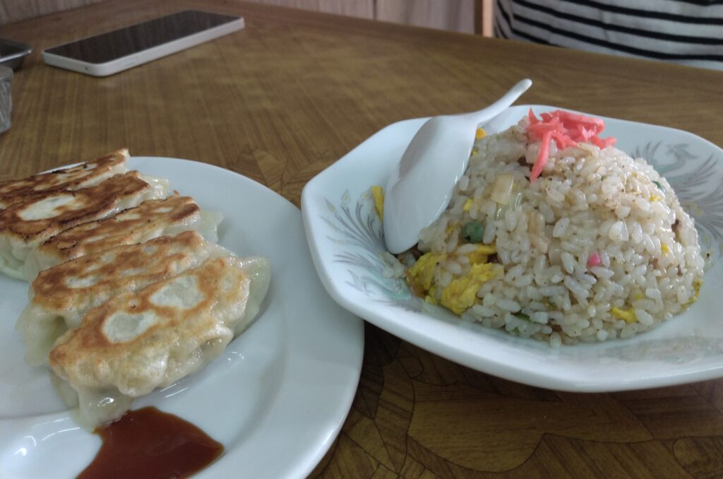 紅ショウガも嬉しいチャーハン(700円)とギョウザ(400円)