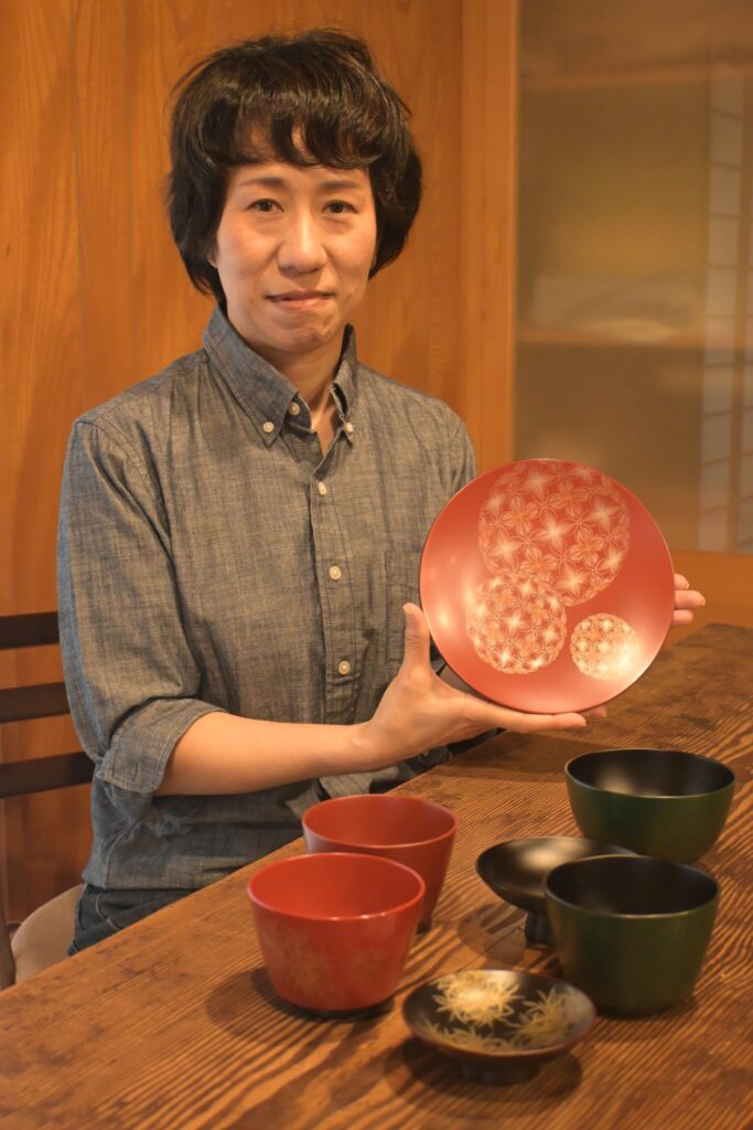 両親の技術を受け継ぎ、挑戦を続ける漆芸家の大西未穂さん=筑西市玉戸