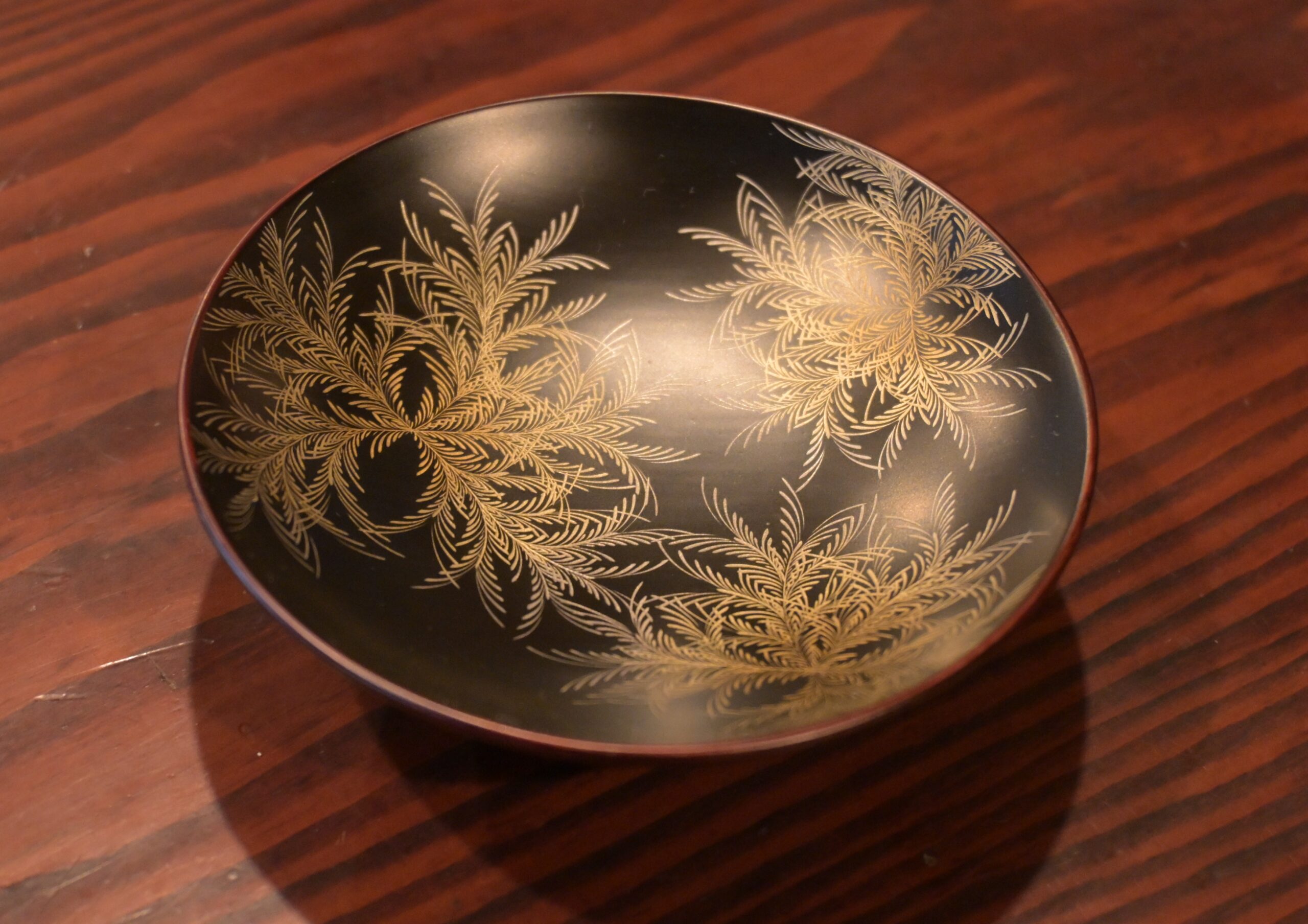 繊細な沈金の技が光る大西未穂さん作の小皿