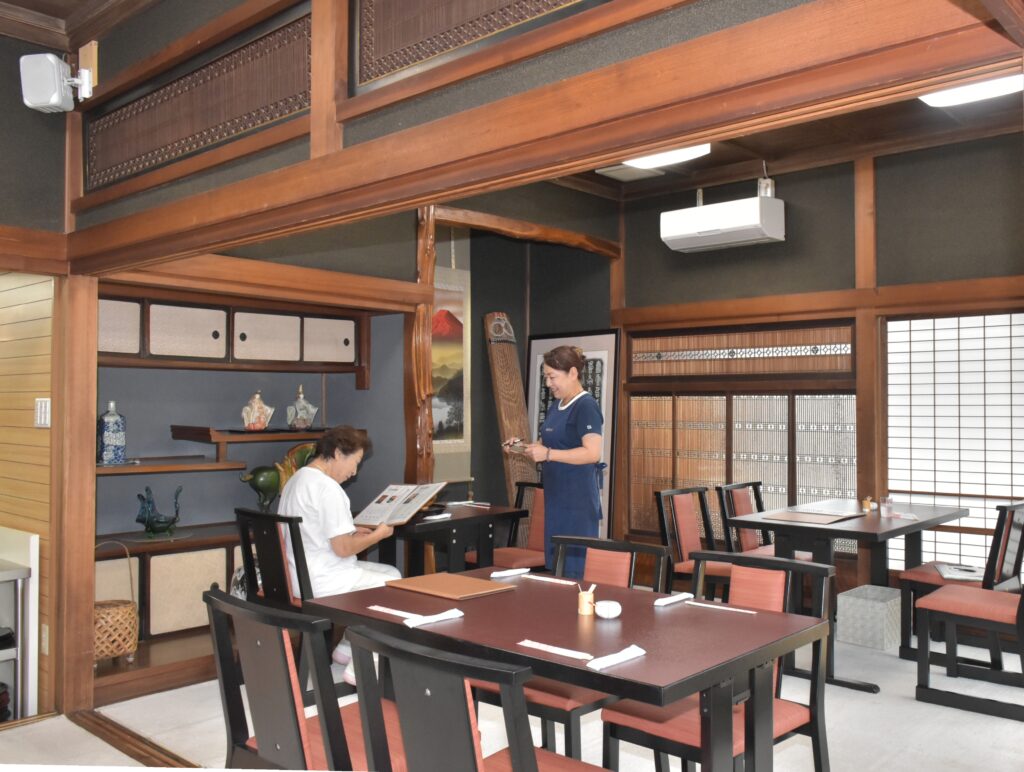 落ち着いた雰囲気が特徴の「琥珀庵」の店内=筑西市