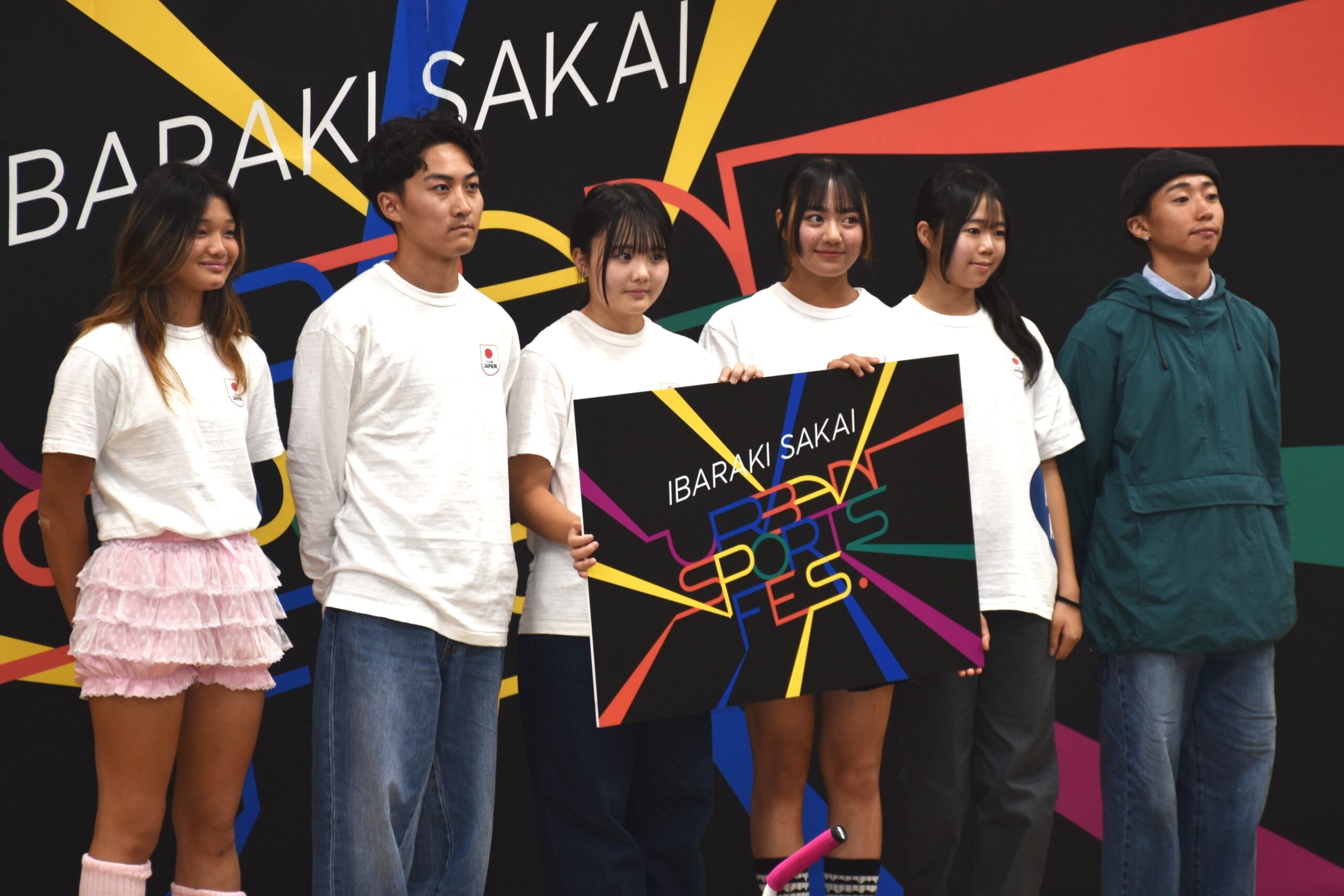 大会をアピールする白井玲恵奈さん（左）ら国内代表選手たち＝東京都北区の味の素ナショナルトレーニングセンター