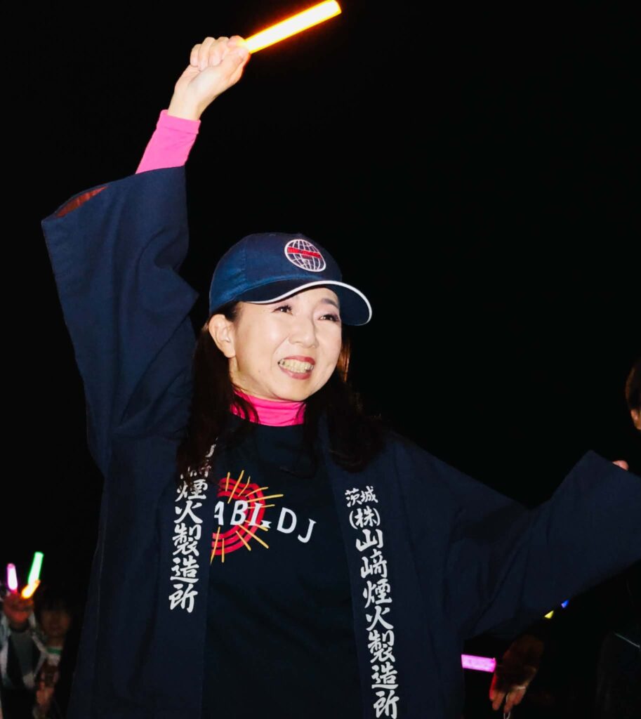 会場を盛り上げる花火DJ恵子ねぇ(筑西市役所商工観光課提供)